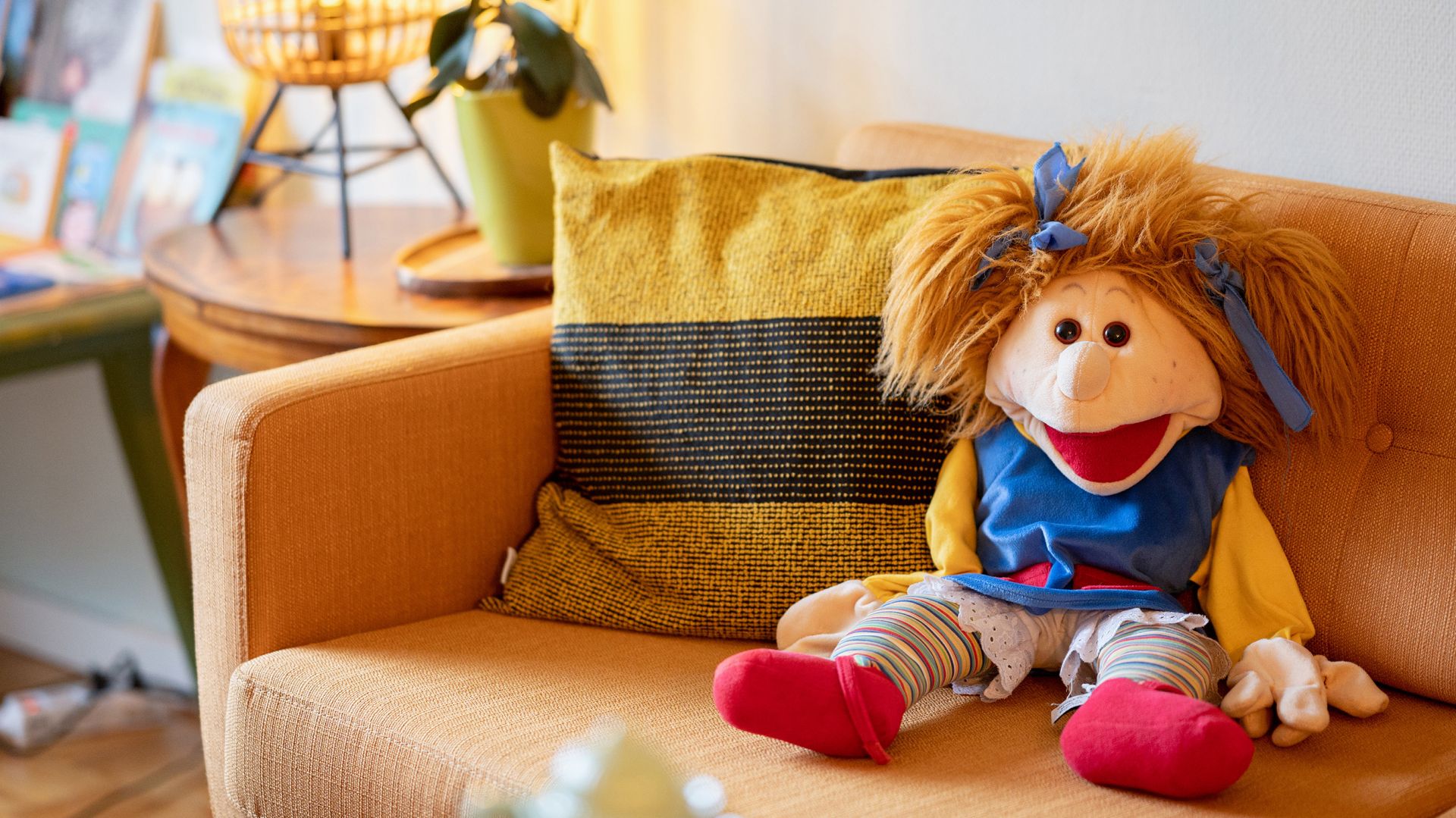 Stoffpuppe auf einem Sofa